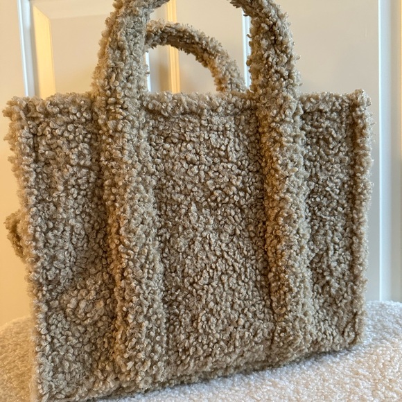Marc Jacob’s Teddy Medium Tan Tote Bag Purse Sherpa - Picture 2 of 8
